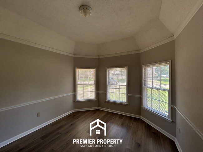 Building Photo - Large 5BR/3.5BA Home in 38125 | 2,541 Sq Ft, Vaulted Ceilings & Covered Patio