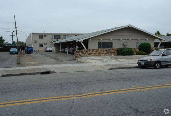 Building Photo - 929 Tamarack Ln