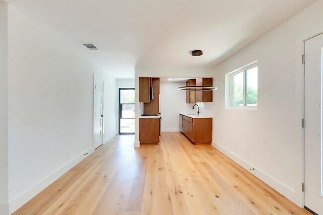 Building Photo - 1813 Magnolia Dr