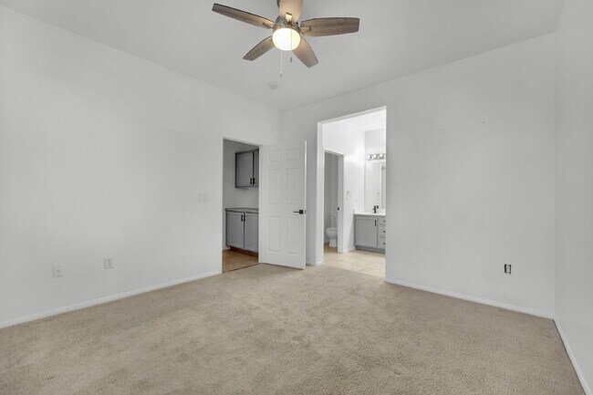 Building Photo - Beautiful 3-bedroom, 2-bathroom condo located in the gated community of The Legends, just minutes...