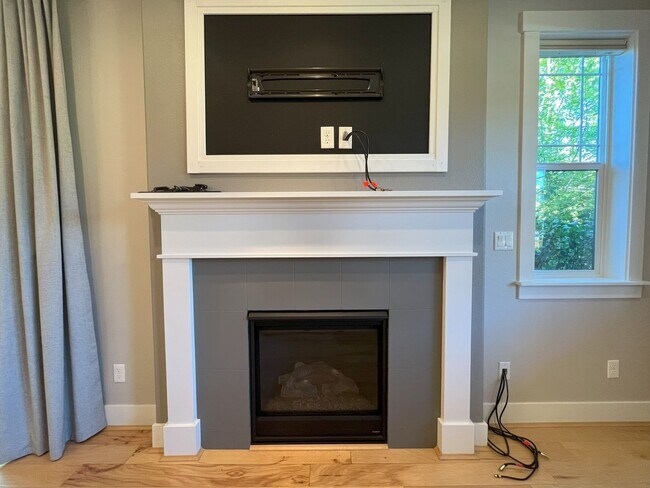 Building Photo - Modern 4-Bedroom Home on Large Corner Lot ...