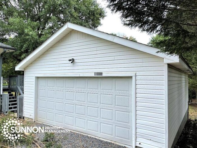 Building Photo - Country Living In Gastonia!