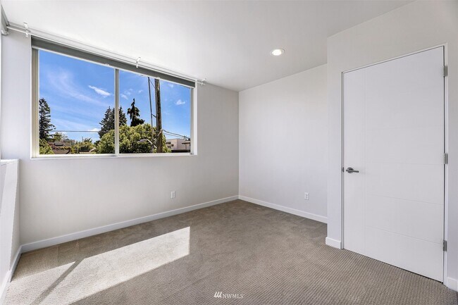 Building Photo - 4027 California Ave SW