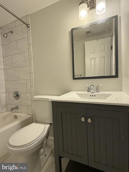 Building Photo - 220 Summit Hall Rd