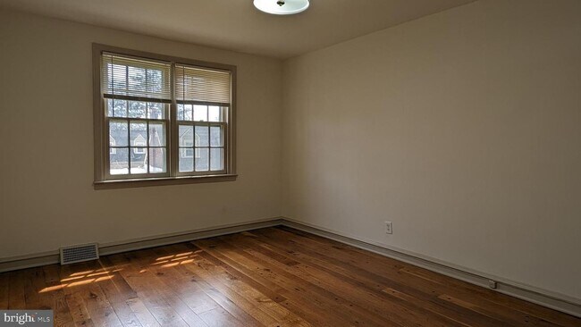 Building Photo - 2824 Midvale Ave
