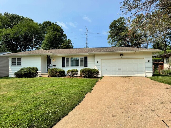 Building Photo - New Kitchen & Flooring! JUST LISTED!