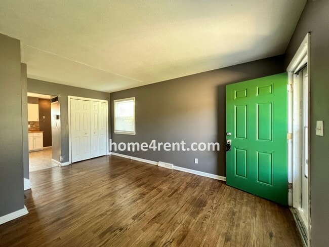 Building Photo - Attractive Lee's Summit Half Duplex w/ Lots of Natural Light and Spacious Bedrooms!