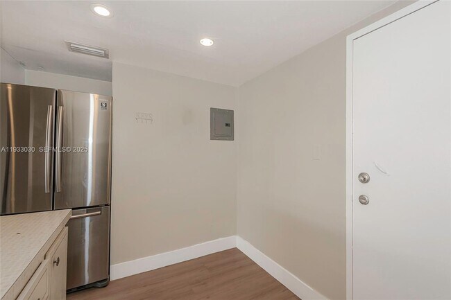 Building Photo - 16800 NE 15th Ave