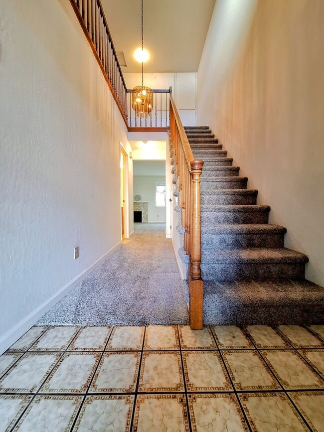 Building Photo - Beautiful Townhouse w/Laundry, Yard, Accepting Cats!