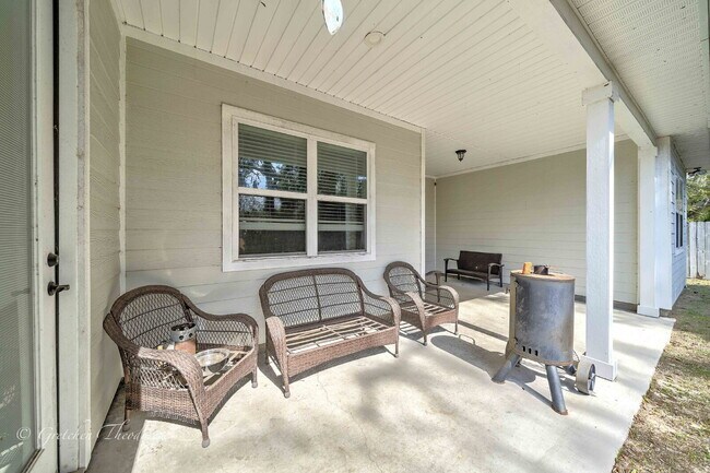 Building Photo - "Charming 3-Bedroom Oasis with 2 Baths and...