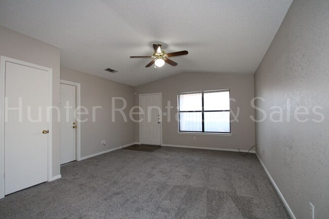 Building Photo - Delightful Duplex!