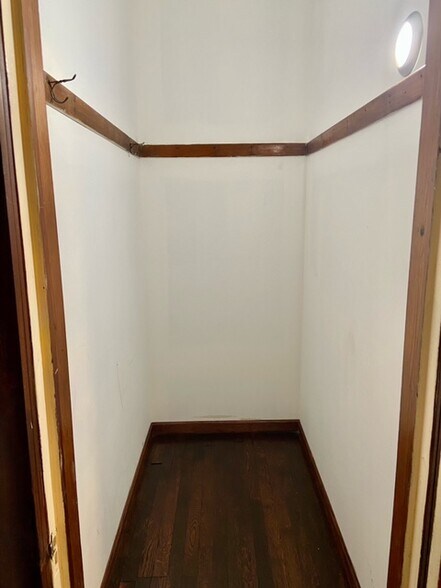 Building Photo - 664 Gladstone Ave