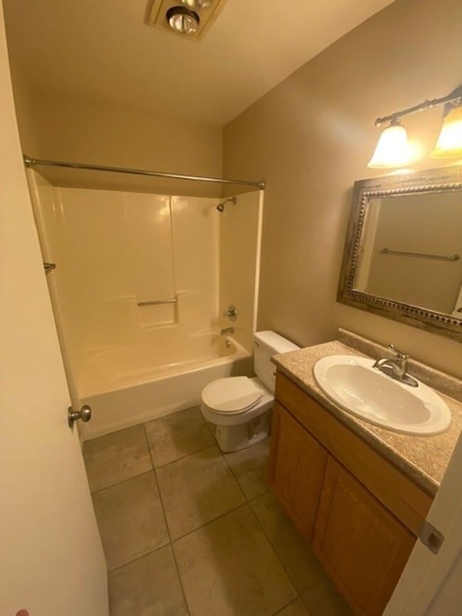 Building Photo - 1014 Plaza Del Sol