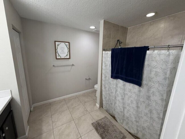 Building Photo - 4 bedroom 2 bath home in Port Saint Lucie