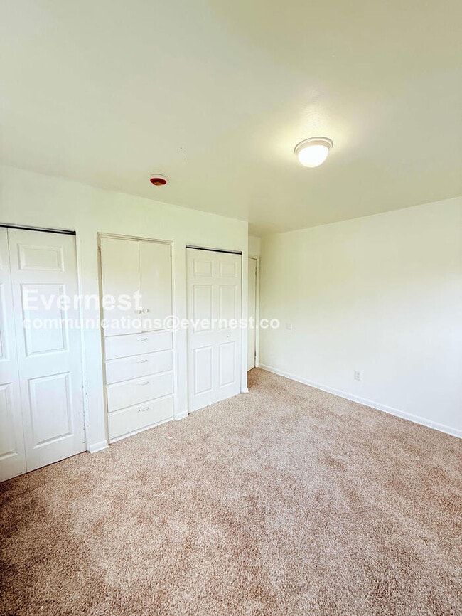 Building Photo - 15601 Schoolcraft Rd