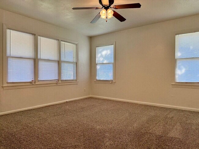 Building Photo - 3 Bedroom Home with Spacious Bedrooms