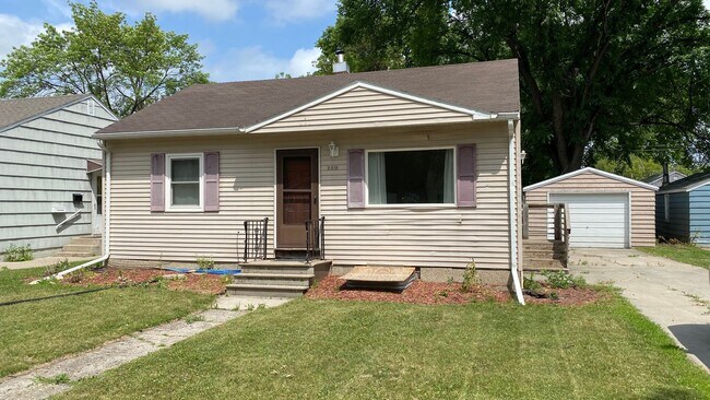 Building Photo - 5 Bedroom House for Rent