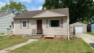 Building Photo - Huge 5 Bed 2 Bath Home for Rent! Great Loc...