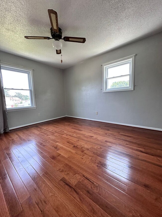Building Photo - Pembroke Manor-4 bedroom 2.5 bath Single f...