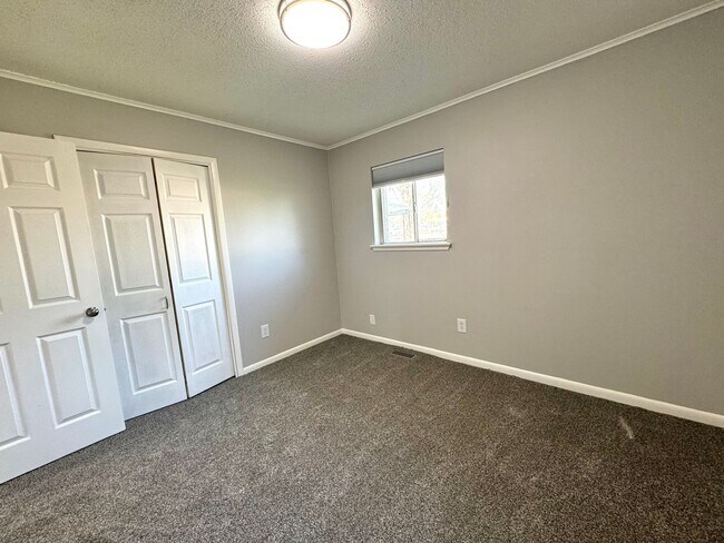 Building Photo - 1105 N Fern Ave