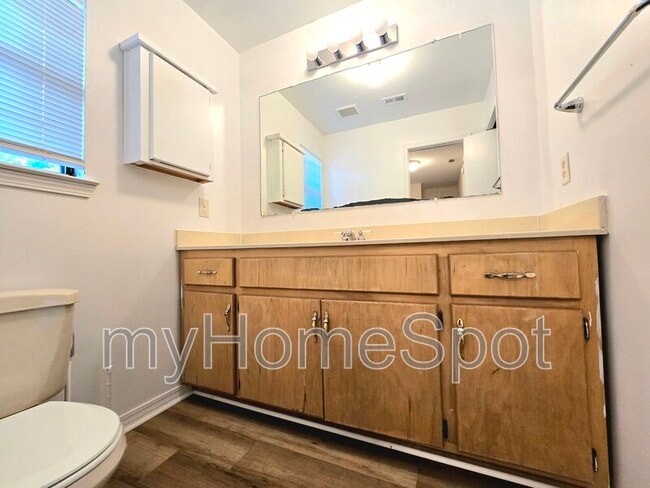 Building Photo - 909 Springbrook Ave