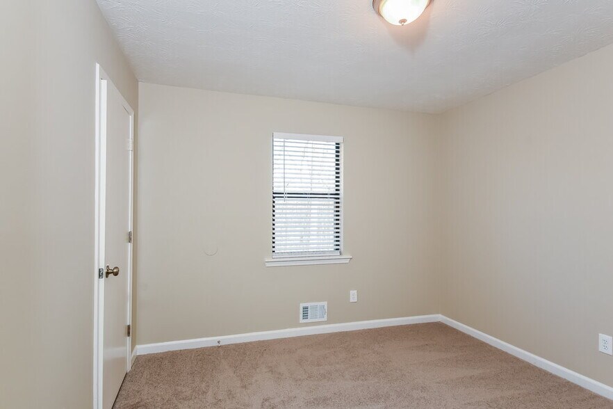 Building Photo - 584 Brooks St