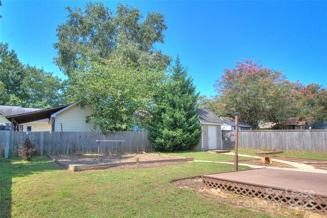 Building Photo - 216 Stratford Dr