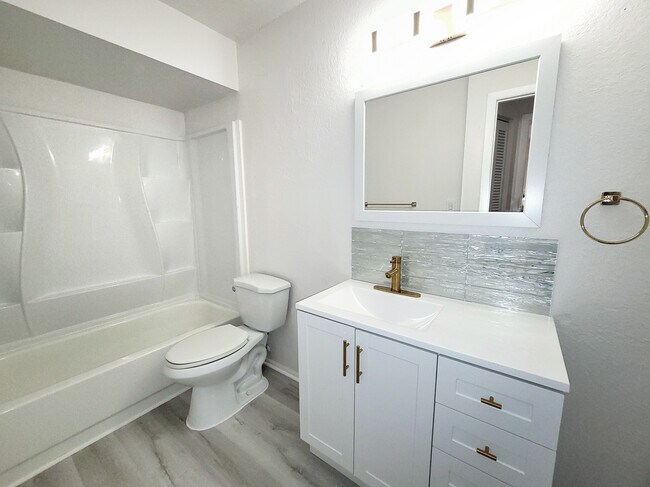 Building Photo - 442 77th Ave N