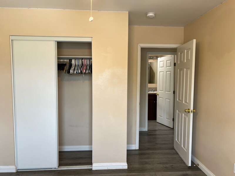 Building Photo - 10627 Lind Ave