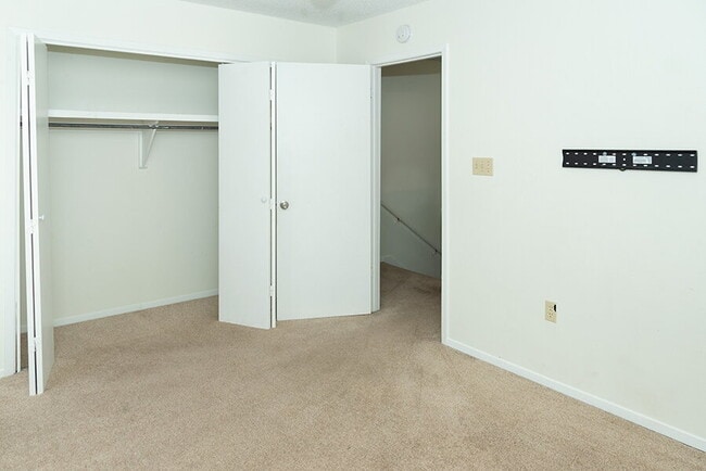 Building Photo - "Charming Townhouse on Hollywood Blvd with Spacious 1156 Sq Ft Layout!"