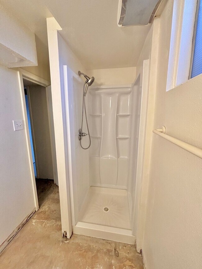 Building Photo - Expansive 5-Bedroom Home with Modern Comfort & Flexible Living Space! Available Now!!