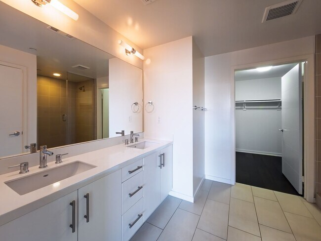 Building Photo - Luxury Townhome Centrally Located in Silver Lake!