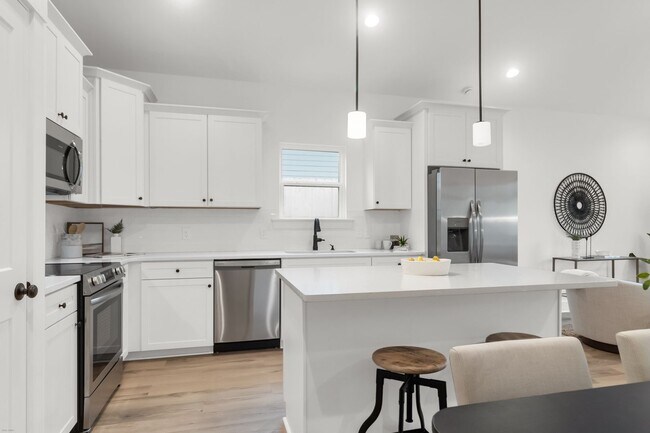 Building Photo - 2304 Delano St