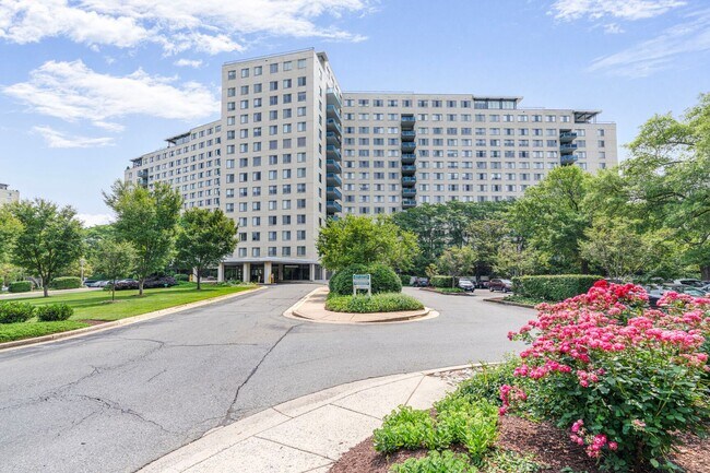 Primary Photo - HUGE Apartment Across from Grosvenor Metro...