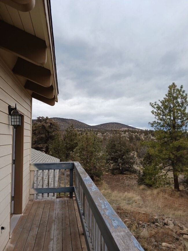 Building Photo - Beautiful Unique 4 Bedroom home with a loft & 3 full bathrooms! Move In Special $500 off first mo...