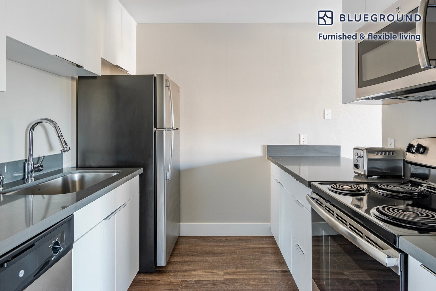 Building Photo - 900 E Hillsdale Blvd