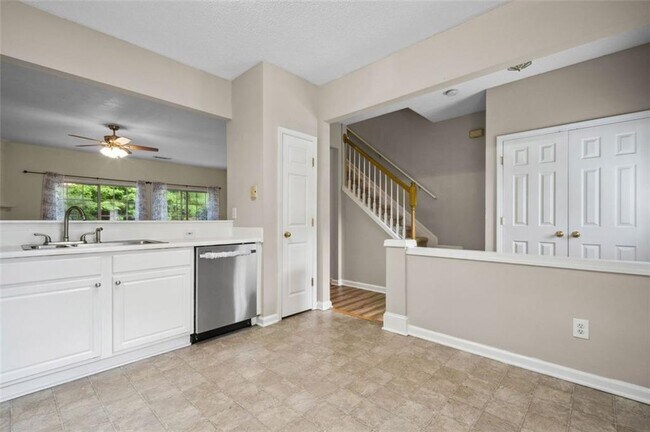 Building Photo - 14 Highoak Dr