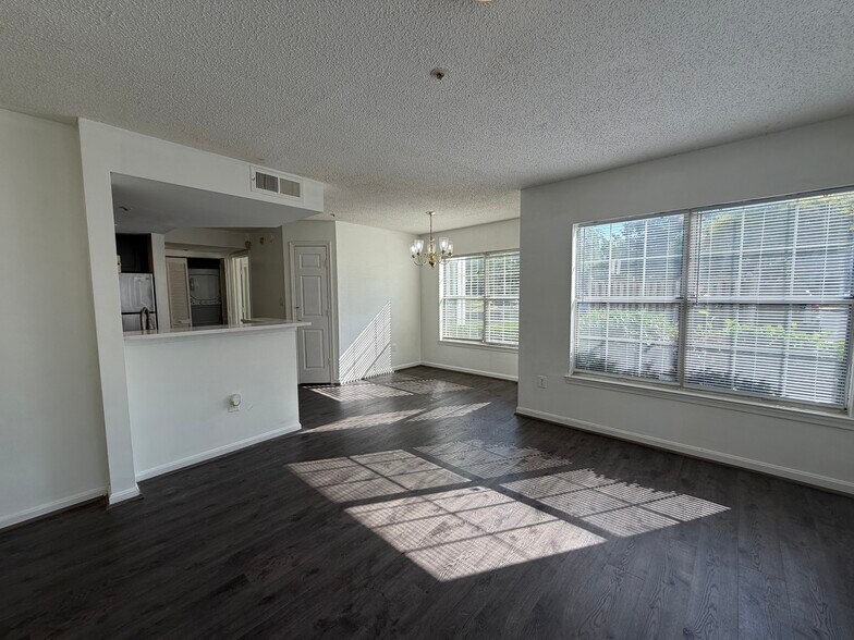 Building Photo - 10401 Beacon Ridge Dr