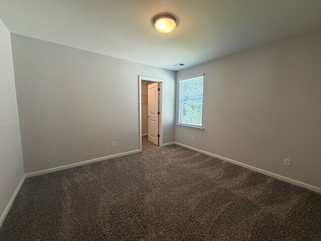Building Photo - Three Bedroom Home in Millstone Landing!
