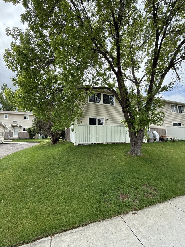 Building Photo - 3285 Canyon Dr