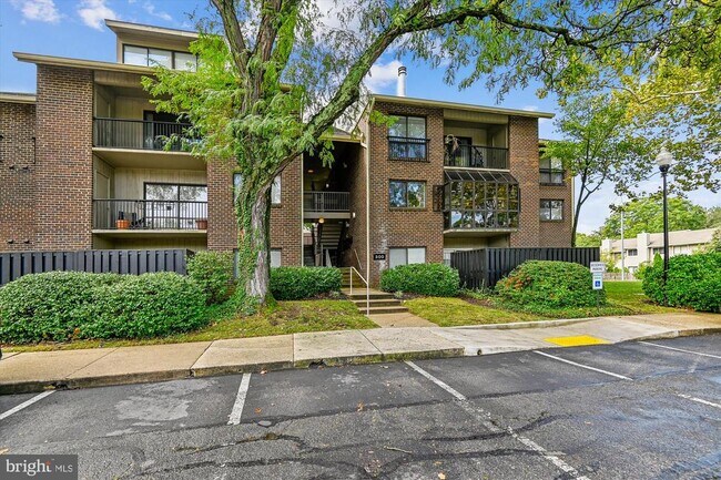 Building Photo - 300 Hilltop Ln