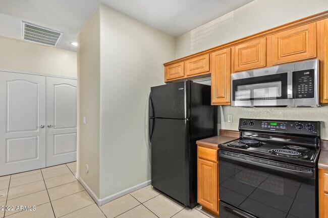 Building Photo - 13569 W Cypress St