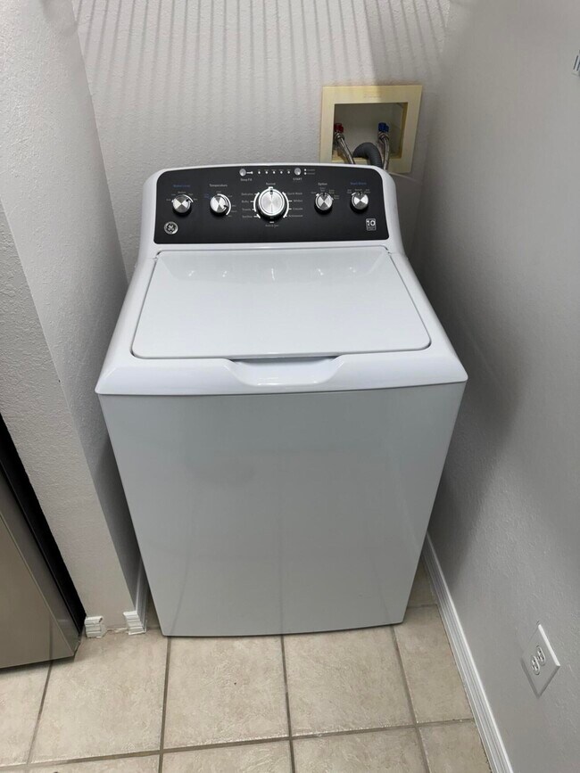 Building Photo - 2802 Sarento Pl