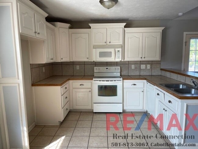 Building Photo - Sorry No Smoking and Pets Permitted with R...