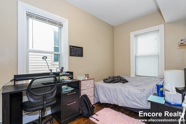 Building Photo - 1566 Tremont St