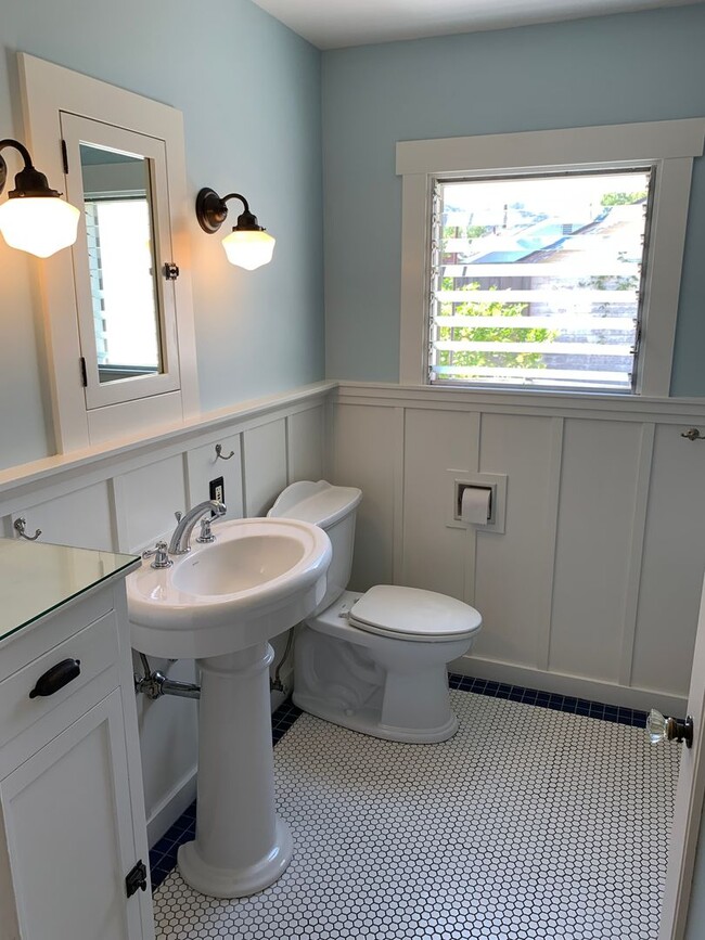 Building Photo - Terrific and Spacious Two Bedroom Westside...