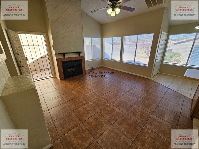 Building Photo - Los Reales & Cardinal area 2/2 with A/C & covered parking