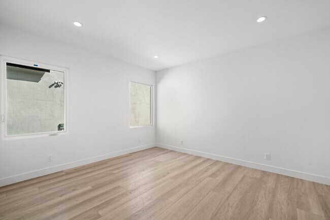 Building Photo - Stunning Fully Renovated 2 Bedroom 2 Bathroom Home