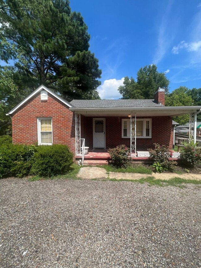 Building Photo - Quaint Brick Home in Martin!