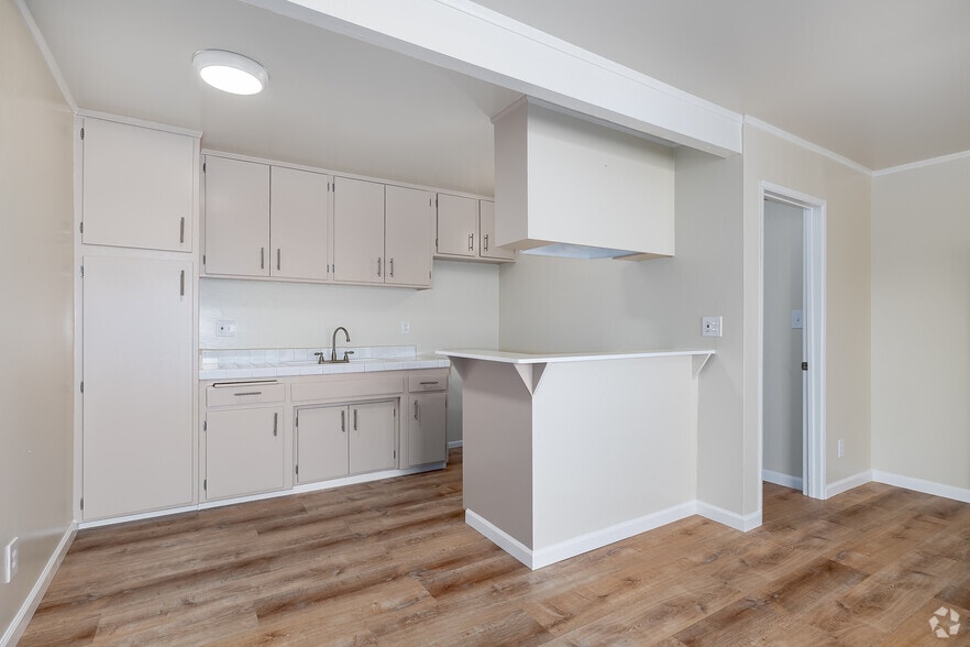 1BR, 1BA - 700SF - Kitchen - 14624 Gault St